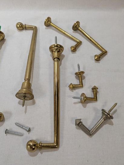 Lot d'embrases pour rideaux en métal laqué....