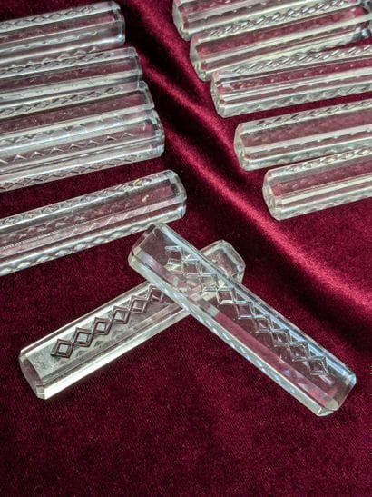 Lot de douze portes-couteaux en verre gravée....