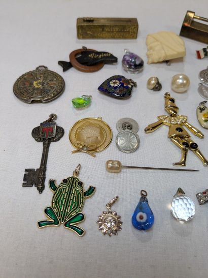 Lot en métal, résine et verre comprenant...