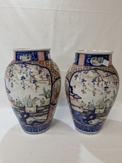 CHINE. Paire de vases en porcelaine à décor...