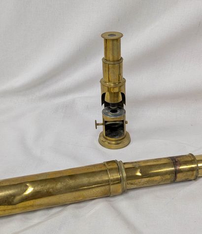 Lot en laiton et verre comprenant une longue-vue...