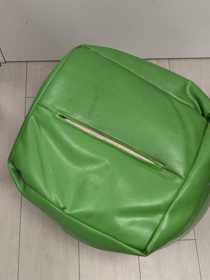 Pouf en similicuir vert
42 x 42 x 42 cm
...