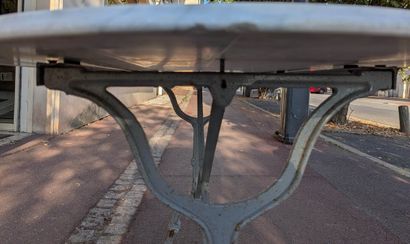 Table façon bistrot en fonte laquée et marbre....