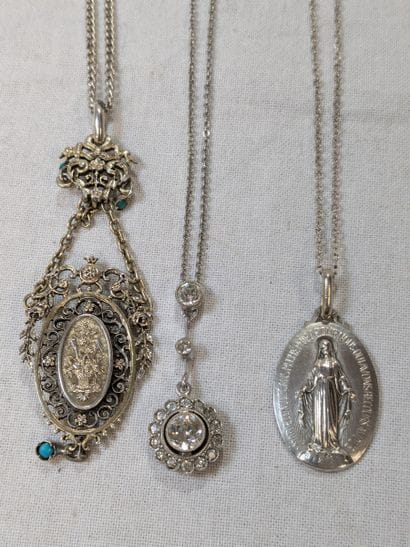 Lot de trois chaînes et leurs pendentifs...