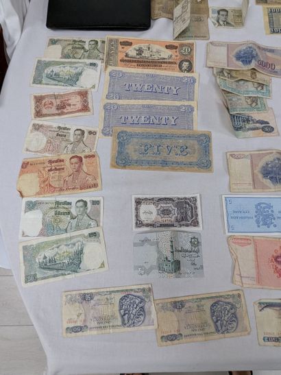 WORLD - Set of banknotes including Singapore,...
