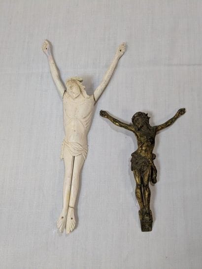 Lot de deux éléments de crucifix, l'un en...