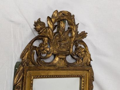 Miroir à fronton en bois et stuc laqué et...