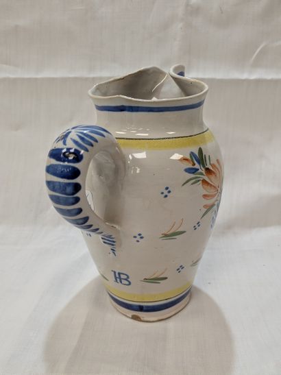 QUIMPER. Pichet en faïence émaillée polychrome....