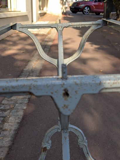 Table façon bistrot en fonte laquée et marbre....