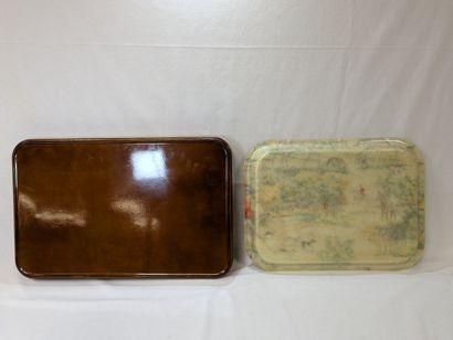 Lot de 2 plateaux en résine, dont un à décor...