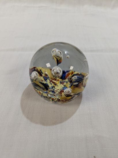 Presse-papier boule en verre, sulfure. Diamètre...