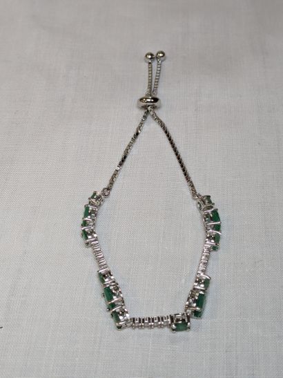 Bracelet ajustable en argent, serti d'émeraudes...