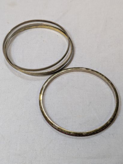 Lot en métal argenté, comprenant 2 bracelet,...