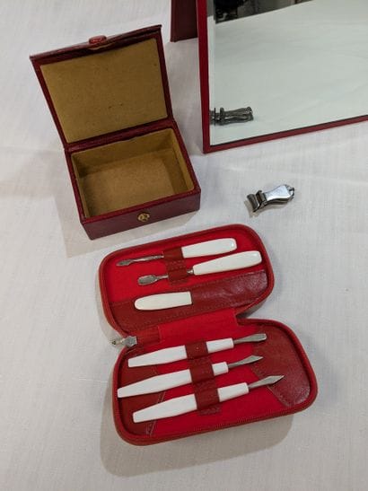 Lot d'accessoires de toilette en métal, verre,...