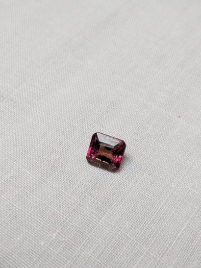 Rubis, 7,63 carats. Chauffé. Avec son ce...