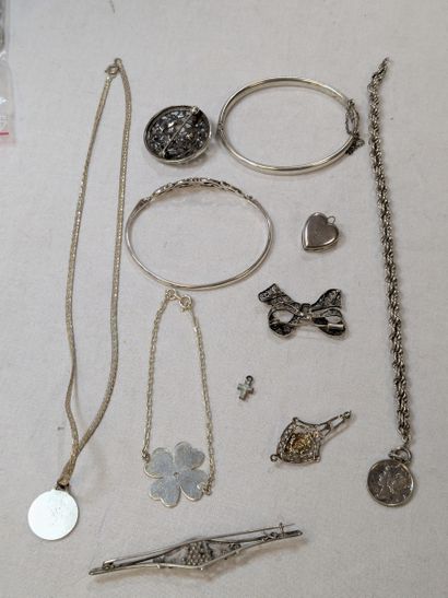 Lot de bijoux en argent, comprenant 3 broches,...