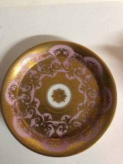 Deux tasses à thé et leurs soucoupes en porcelaine...