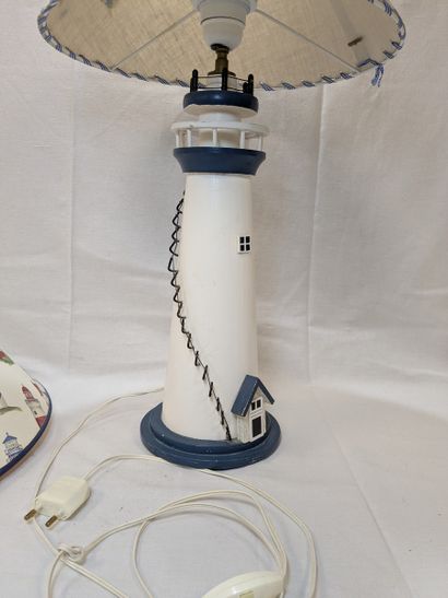 Pied de lampe en bois et résine, en forme...