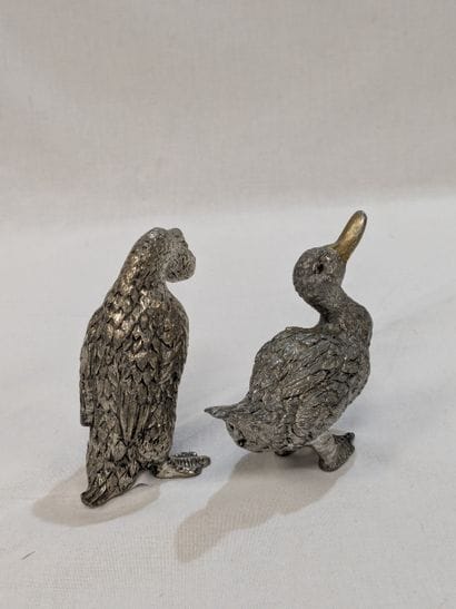 Lot de deux sujets en métal figurant des...
