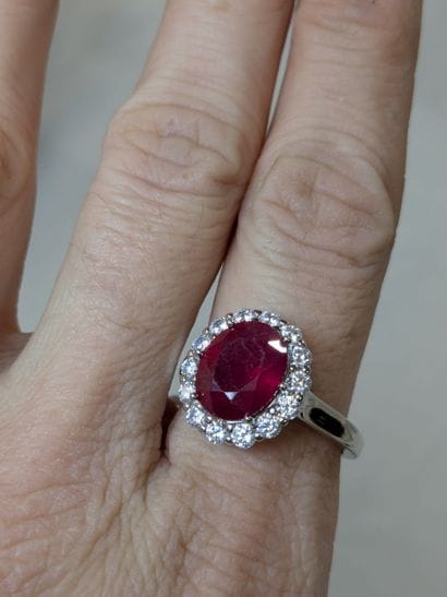 Bague en argent, sertie d'un rubis (traité,...