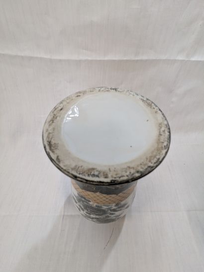 Vase de forme balustre en porcelaine à décor...