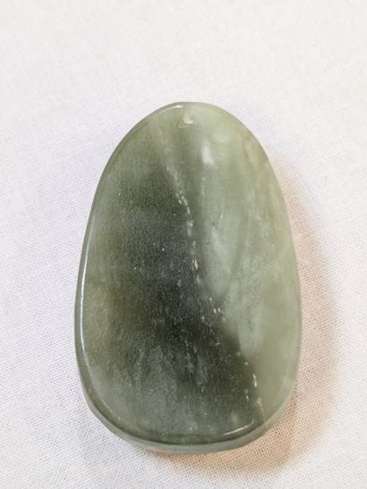 CHINE - Pendentif en néphrite figurant une...