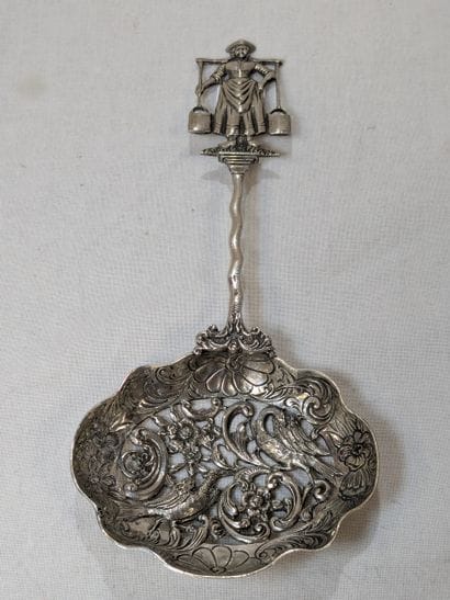 Cuillère décorative en argent (800). Poids...