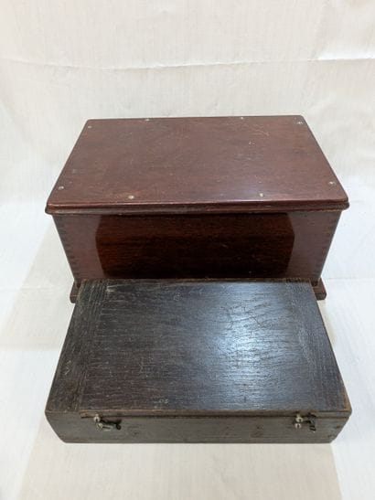 Lot de deux boîtes en bois. 16x33x23cm et...