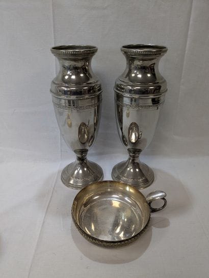Paire de vases en métal. Hauteur : 32cm....