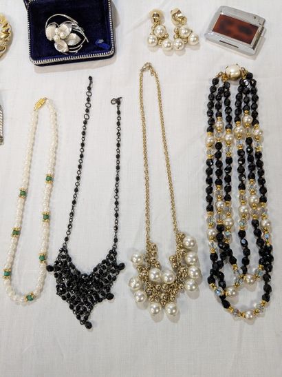 Lot de bijoux fantaisie comprenant 4 colliers,...