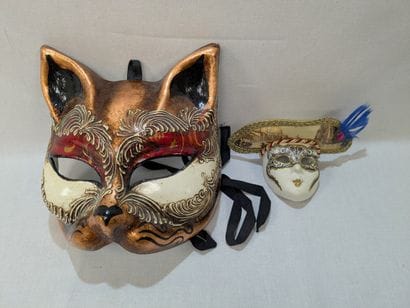 Lot de deux masques de carnaval décoratifs....