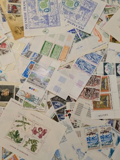 MONDE. Très fort lot de timbres neufs non...