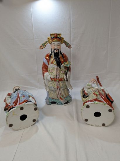 CHINA. Set of three polychrome porcelain...