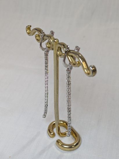 Paire de pendants d'oreilles en argent, pavés...