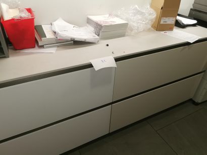 Ensemble de 2 bureaux, meubles de rangement,...