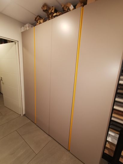 Ensemble de 2 bureaux, meubles de rangement,...