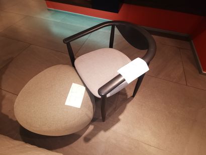 Lot comprenant : 1 chaise et 1 pouf en t...