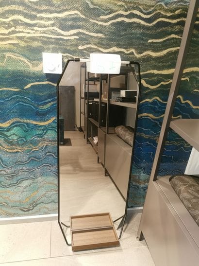 Lot de bibelots et miroir