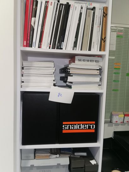 Ensemble de 2 bureaux, meubles de rangement,...