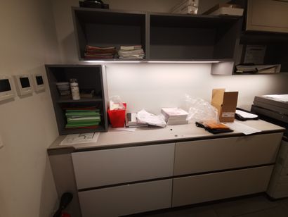 Ensemble de 2 bureaux, meubles de rangement,...