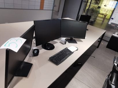 Lot informatique comprenant : 
5 Ecrans :...