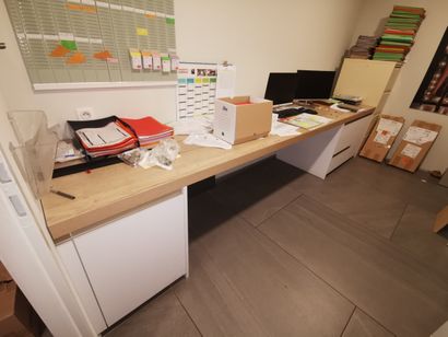 Ensemble de 2 bureaux, meubles de rangement,...