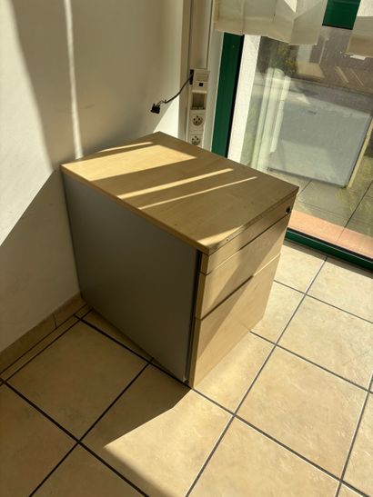 Trois Bureaux 
Fauteuils 
Casiers à roul...