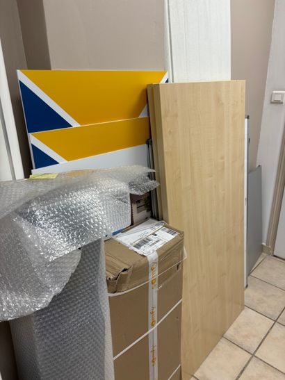 Quatre bureaux en compressé 
Casier en c...