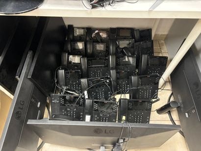 Standard téléphonique comprenant :
13 po...