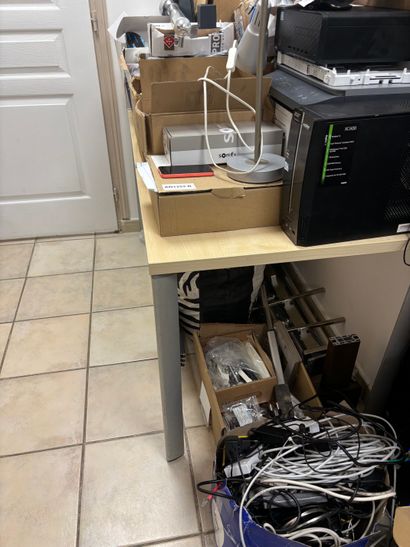 Quatre bureaux en compressé 
Casier en c...