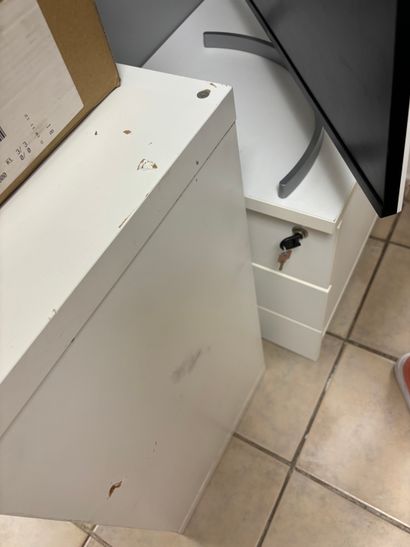 Quatre bureaux en compressé 
Casier en c...