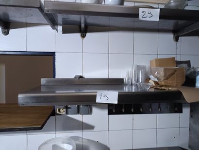 Lot d'étageres en inox avec les articles...
