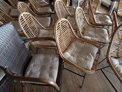 24 siéges beige et 4 fauteuils marron ro...
