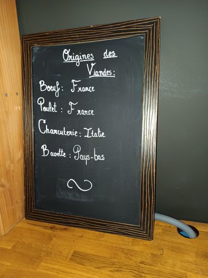 Lot composé :
Verres,
distributeur de serviettes
couteaux...